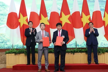 Tập đoàn SOVICO và Tập đoàn Marubeni trao thỏa thuận hợp tác trước sự chứng kiến của Thủ tướng Phạm Minh Chính và Thủ tướng Nhật Bản Kishida Fumio.
