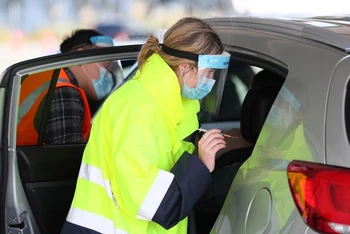 Nhân viên y tế tiêm ngừa Covid-19 cho các lái xe tại Auckland, New Zealand, ngày 16/10/2021. (Ảnh: Reuters)