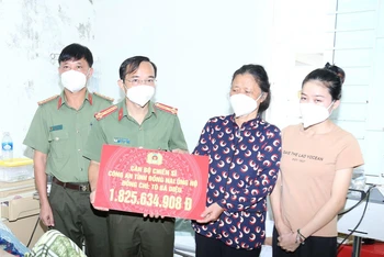 Thượng tá Nguyễn Xuân Thao trao số tiền hơn 1,8 tỷ đồng cho gia đình Trung úy Tô Bá Diệu.