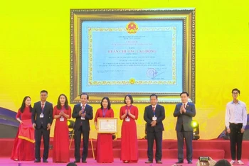 Đồng chí Vương Đình Huệ, Chủ tịch Quốc hội trao tặng Huân chương Lao động hạng Nhất cho Trường THPT Nguyễn Duy Trinh.