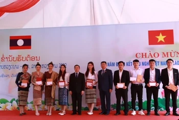 Ủy ban Đối ngoại của Quốc hội và Đại sứ quán nước Cộng hòa dân chủ nhân dân Lào tại Việt Nam tặng quà lưu học sinh Lào học tập ở Sơn La.