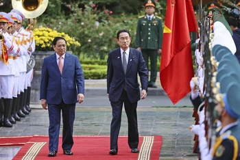 Thủ tướng Phạm Minh Chính chủ trì lễ đón Thủ tướng Nhật Bản Kishida Fumio tại Hà Nội, ngày 1/5/2022. (Ảnh: Kyodo)