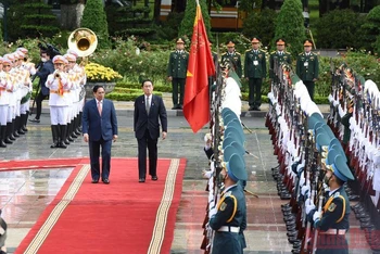 Thủ tướng Phạm Minh Chính và Thủ tướng Nhật Bản Kishida Fumio duyệt đội Danh dự Quân đội nhân dân Việt Nam.