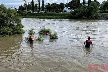 Phòng Cảnh sát phòng cháy, chữa cháy và cứu nạn, cứu hộ Công an Bình Thuận triển khai lực lượng phía hạ lưu Cầu Bến Lội tìm kiếm nạn nhân.