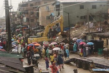 Hiện trường tòa nhà tại Lagos, Nigeria, bị sập, ngày 11/7/2020. (Ảnh: Xinhua)