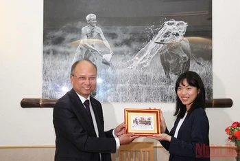 Đại sứ Đinh Toàn Thắng trao tặng cộng đồng người Việt ở Nice bức tranh tem Chủ tịch Hồ Chí Minh do Bưu điện Pháp phát hành nhân dịp kỷ niệm 100 năm Người đặt chân đến Pháp.
