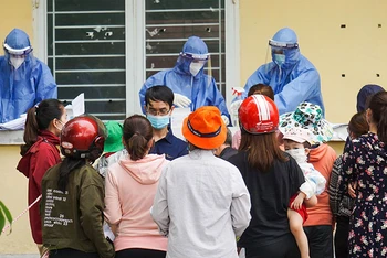 Công nhân ở khu công nghiệp Hòa Khánh, thành phố Ðà Nẵng, làm thủ tục xin giấy xác nhận F0. (Ảnh: HUY ÐẠT)
