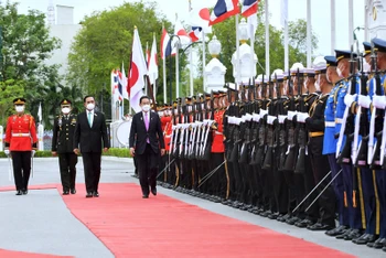 Thủ tướng hai nước Thái Lan và Nhật Bản duyệt đội danh dự.
