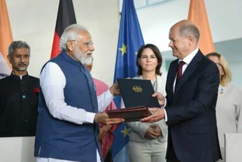 Thủ tướng Ấn Độ Narendra Modi và Thủ tướng Đức Olaf Scholz. (Nguồn: PTI/TTXVN)