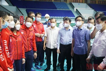 Phó Thủ tướng Vũ Đức Đam thăm, động viên các vận động viên đội tuyển cầu lông Việt Nam.