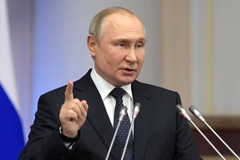 Tổng thống Nga Vladimir Putin phát biểu trong 1 cuộc họp ở Saint Petersburg, Nga, ngày 27/4/2022. (Ảnh: Sputnik/Điện Kremlin/Reuters)