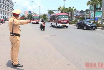 Lực lượng Cảnh sát giao thông tăng cường hướng dẫn các phương tiện bảo đảm an toàn trong những ngày nghỉ lễ.