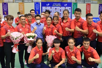 Phó Thủ tướng Vũ Đức Đam động viên Đoàn thể thao Việt Nam môn Kickboxing.