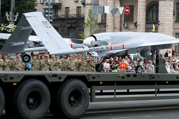 Máy bay không người lái Bayraktar-TB2 trong 1 buổi diễn tập chuẩn bị cho 1 cuộc diễu hành quân sự ở Kiev, Ukraine, ngày 18/8/2021. (Ảnh: Reuters)