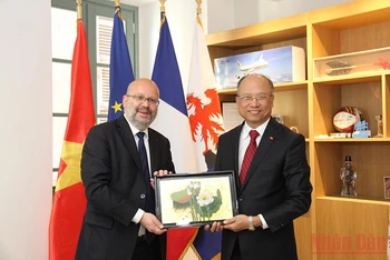 Đại sứ Đinh Toàn Thắng tặng quà lưu niệm cho ông Philippe Pradal, Phó Thị trưởng TP Nice.