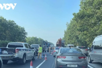 Khoảng 6 giờ 30 phút sáng 3/5, trên cao tốc Pháp Vân-Cầu Giẽ, xảy ra va chạm giao thông giữa 1 xe ô-tô con và 1 xe tài đi cùng chiều khiến giao thông ùn ứ. 