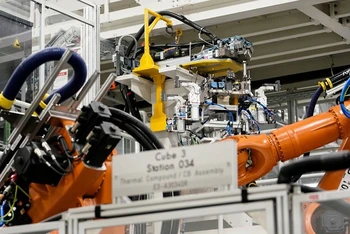 Dây chuyền sản xuất tại một nhà máy pin xe điện của Mercedes-Benz ở Woodstock, bang Alabama, Mỹ. (Ảnh: Reuters)