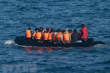 Người di cư tìm cách vượt qua eo biển Manche vào Anh. (Ảnh: AFP/TTXVN)