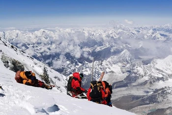 Lắp đặt trạm khí tượng cao nhất thế giới trên đỉnh Everest. (Ảnh: Tân Hoa Xã)