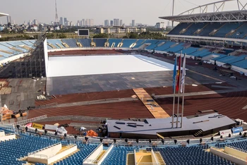 Để chuẩn bị cho Lễ khai mạc SEA Games 31 diễn ra vào ngày 12/5, hàng trăm công nhân đang hối hả làm việc để biến Sân vận động Mỹ Đình thành đại sân khấu. (Ảnh: THÀNH ĐẠT)