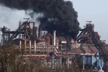 Khói bốc lên từ nhà máy thép Azovstal ở thành phố Mariupol, Ukraine. (Ảnh: Reuters)