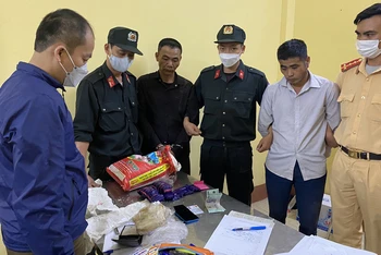 Hai đối tượng Nguyễn Hữu Kiên và Bùi Văn Luận cùng tang vật khi bị bắt giữ.
