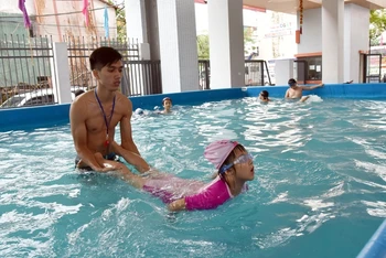 Lớp dạy bơi cho học sinh tại địa bàn quận Tây Hồ, TP Hà Nội. (Ảnh Duy Linh)