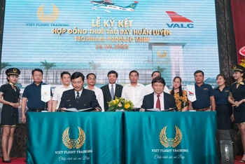 Đại diện Bay Việt và đại diện VALC ký hợp đồng thuê 2 tàu bay.