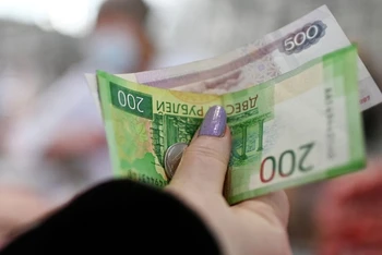 Khách hàng giao dịch bằng đồng ruble tại Nga. (Ảnh: Reuters)