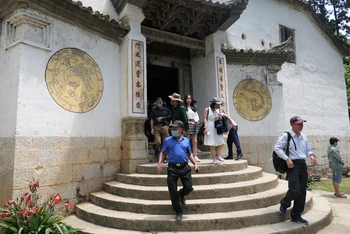 Đông đảo du khách tham quan dinh thự họ Vương, huyện Đồng Văn.