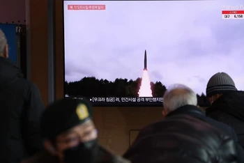 Bản tin trên truyền hình Hàn Quốc về 1 vụ phóng tên lửa đạn đạo của Triều Tiên được chiếu trên tivi tại ga Seoul, Hàn Quốc, ngày 27/2/2022. (Ảnh: Yonhap)