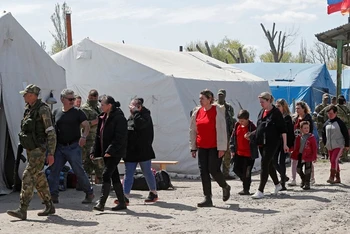 Người dân Ukraine rời khu vực gần nhà máy thép Azovstal ở Mariupol tới trung tâm lưu trú tạm thời ở làng Bezimenne thuộc Donetsk, Ukraine, ngày 1/5/2022. (Ảnh: Reuters)