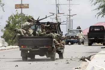 Binh sĩ quân đội Somalia vào vị trí trong 1 cuộc đụng độ với nhóm phiến quân Al-Shabab ở thủ đô Mogadishu, ngày 24/5/2014. (Ảnh tư liệu: Reuters)