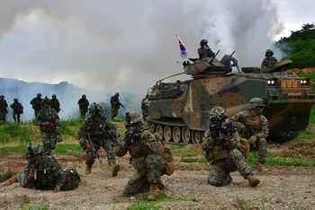 Binh sỹ Mỹ và Hàn Quốc tham gia một cuộc tập trận chung tại cảng Pohang, Đông Nam Hàn Quốc. (Ảnh: AFP/TTXVN)