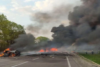 Hiện trường vụ tai nạn thảm khốc giữa xe buýt và xe chở nhiên liệu tại Ukraine. (Ảnh: apa.az)