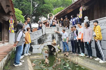 Trại sáng tác Mỹ thuật trẻ năm 2021 của tỉnh Bắc Ninh tổ chức cho các trại viên đi thực tế tại chùa Bút Tháp. (Ảnh: BTC)