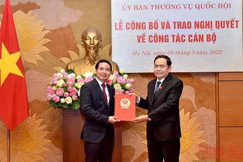 Phó Chủ tịch Thường trực Quốc hội Trần Thanh Mẫn trao Nghị quyết cho đồng chí Phạm Thái Hà. (Ảnh: Duy Linh)