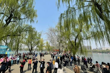 Du khách tham quan công viên Ngọc Uyên Đàm, thành phố Bắc Kinh. (Ảnh: HỮU HƯNG)
