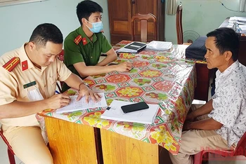 Công an huyện Đại Lộc lập biên bản đình chỉ hoạt động bến đò tự phát qua sông Thu Bồn.