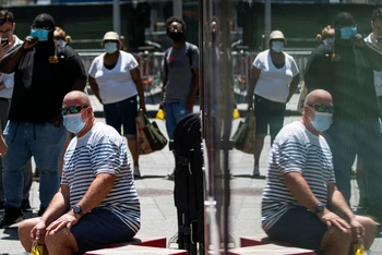 Ảnh minh họa: Người dân đeo khẩu trang phòng dịch ở Thành phố New York, Hoa Kỳ, ngày 30/7/2021. (Nguồn: Reuters)