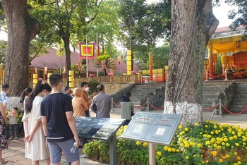  Hoàng Thành Thăng Long cũng là điểm hút du khách trong dịp nghỉ lễ 30/4 - 1/5 (Ảnh: T.LINH)
