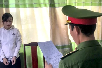 Cơ quan cảnh sát điều tra Công an tỉnh Bình Thuận đọc lệnh bắt tạm giam bị can Lương Thị Hồng Châu. (Ảnh: Công an cung cấp)