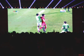 Hàng nghìn người hâm mộ tập trung tại Quảng trường Hùng Vương để cổ vũ cho U23 Việt Nam qua màn hình LED khổng lồ. (Ảnh: THÙY LINH)