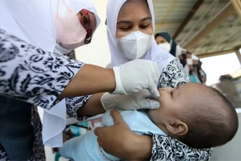 Y tá tiêm vaccine cho trẻ em ở Indonesia. (Ảnh: independent.co.uk)