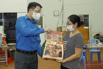 Đồng chí Ngô Văn Cương, Bí thư Trung ương Đoàn (bên trái trong ảnh) trao kinh phí hỗ trợ của chương trình “Góp triệu ngôi sao”, khích lệ tiểu thương tại thành phố Hồ Chí Minh vượt đại dịch.