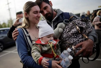 Một gia đình người Ukraine được sơ tán từ thành phố Mariupol tới thành phố Zaporizhzhia ngày 3/5/2022. (Ảnh: Reuters)