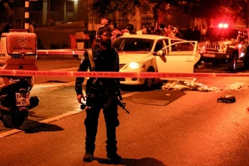 Cảnh sát Israel tiến hành điều tra tại hiện trường vụ tấn công ở Elad, ngày 5/5/2022. (Ảnh: Reuters)