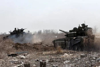 Xe tăng của lực lượng Nga ở ngoại ô thành phố cảng Mariupol, phía nam Ukraine, ngày 20/3/2022. (Ảnh: Reuters)