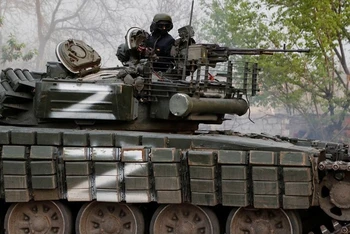 Xe tăng của lực lượng Nga gần nhà máy thép Azovstal ở thành phố cảng Mariupol, phía nam Ukraine, ngày 5/5/2022. (Ảnh: Reuters)