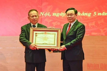 Chủ tịch Quốc hội Vương Đình Huệ trao danh hiệu “Anh hùng Lực lượng vũ trang nhân dân” cho cố Thứ trưởng Trần Xuân Viên. (Ảnh: Duy Linh)